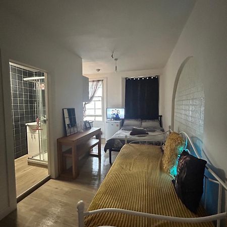 Spacious Studio Flat In London Exteriör bild