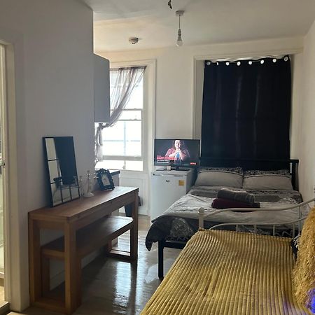 Spacious Studio Flat In London Exteriör bild